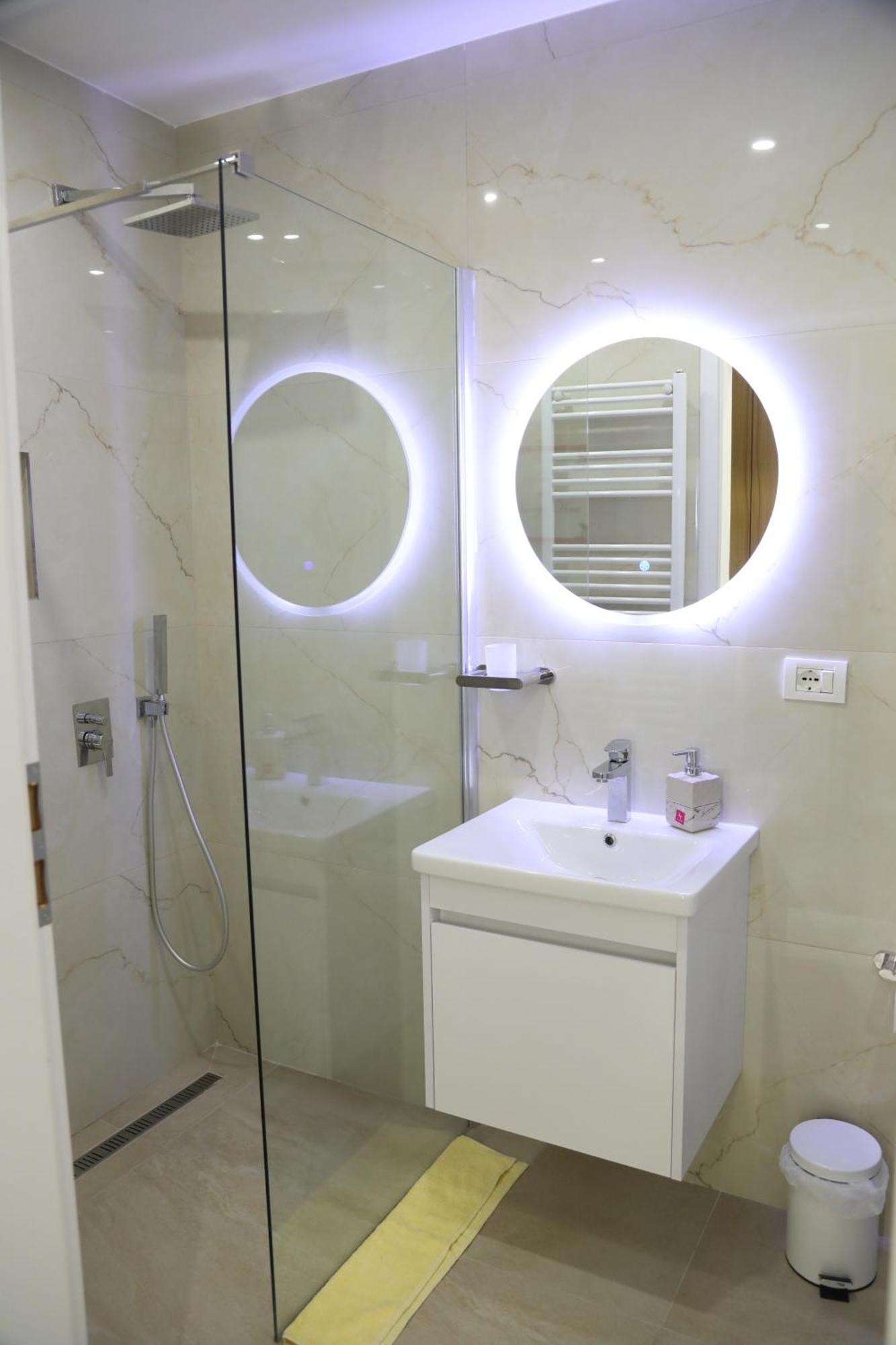 Center Cozy Modern 9/b Apartment *