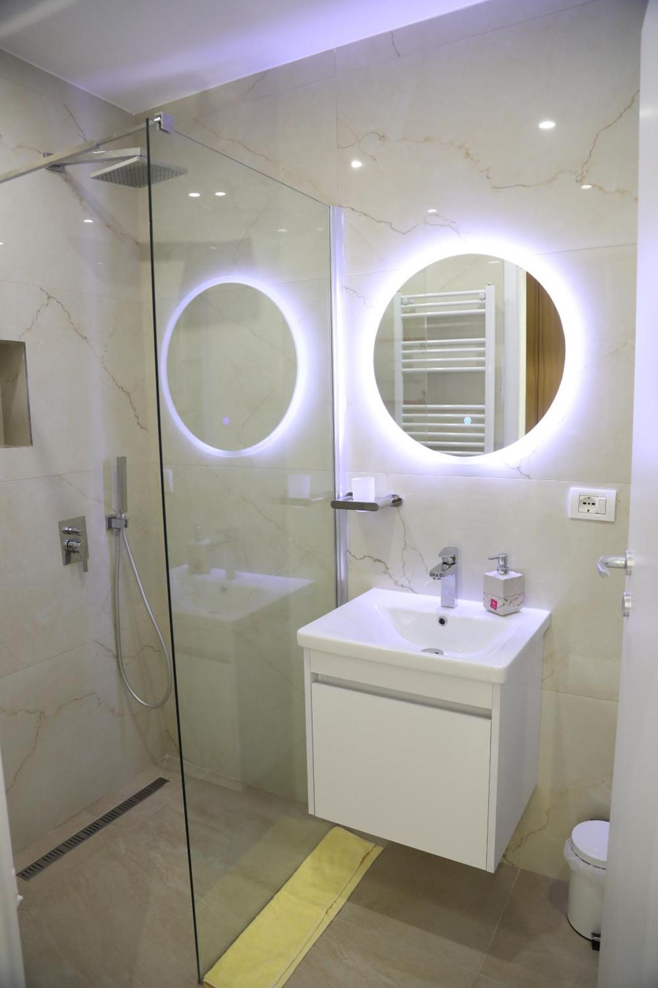 Center Cozy Modern 9/b Apartment *